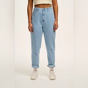Lucy & Yak Dana - Mom Denim Jeans in Light Wash Blue Organic Denim